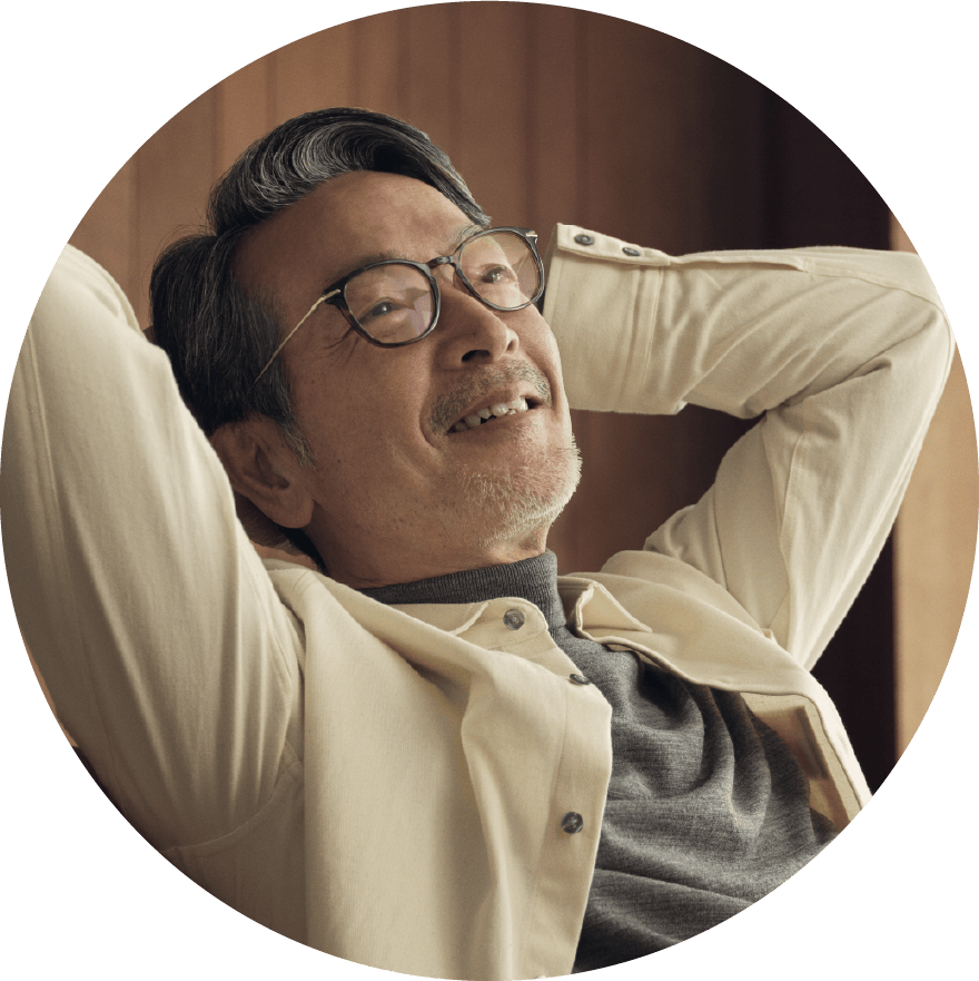 音を聴いているシニア男性